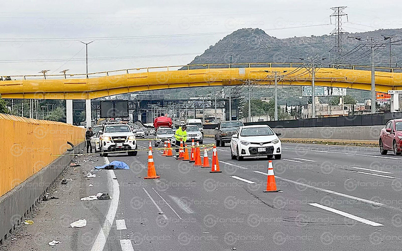 VIDEO. Hombre muere tras ser embestido por un vehículo a media autopista