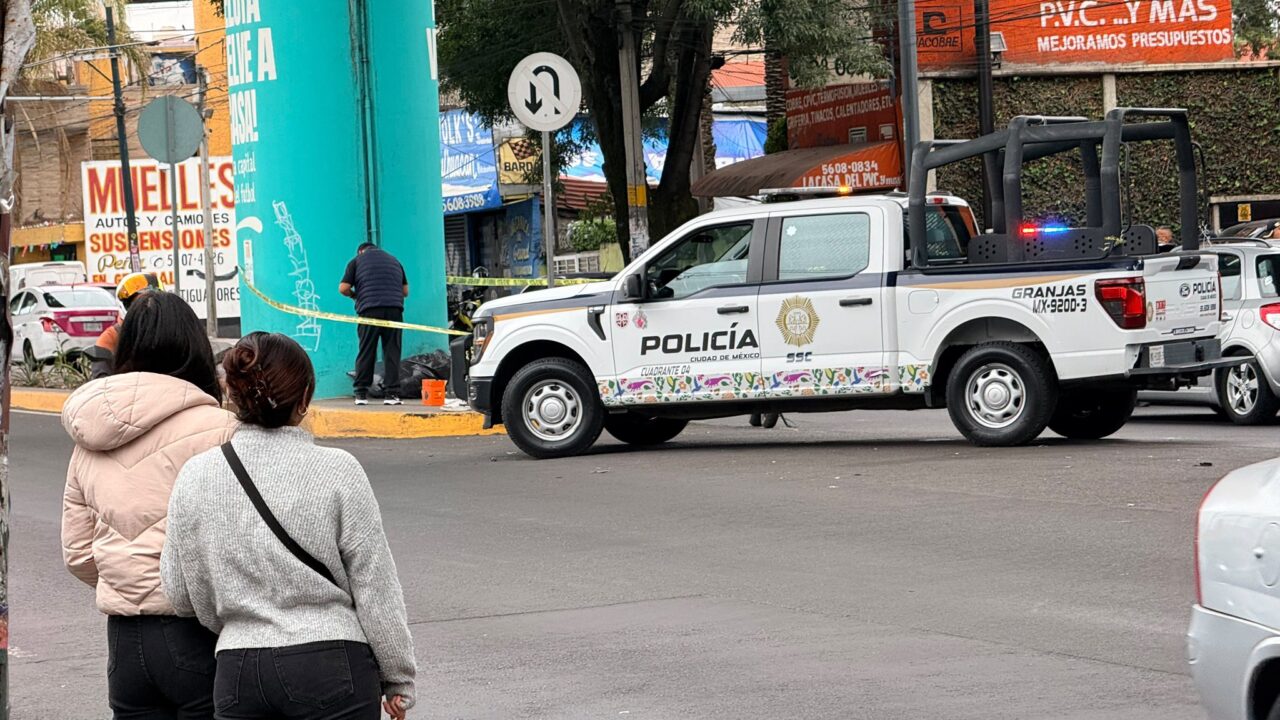 FATAL: Familia cubre el cuerpo de un motociclista que perdió el control y murió