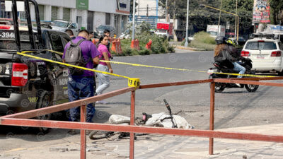 VIDEO. Hombre que conducía una bicicleta se desploma repentinamente y muere en Edomex