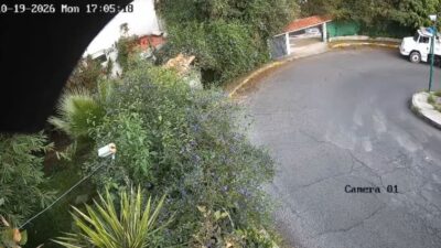 VIDEO: Conductor fuera de control destroza una casa y termina en el patio