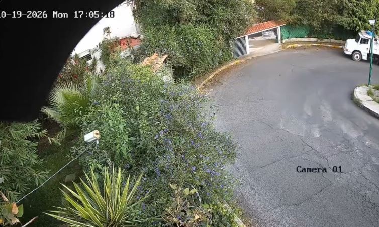 VIDEO: Conductor fuera de control destroza una casa y termina en el patio