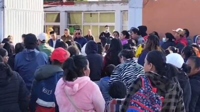 VIDEO. Padres y madres toman primaria tras acusaciones contra un maestro en Edomex