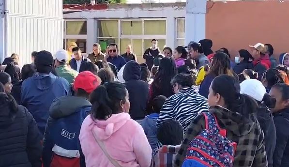 VIDEO. Padres y madres toman primaria tras acusaciones contra un maestro en Edomex