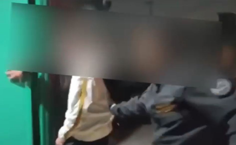 FEMINICIDIO #96: Sujeto mata a su novia a balazos y un adolescente lo llevó en su moto