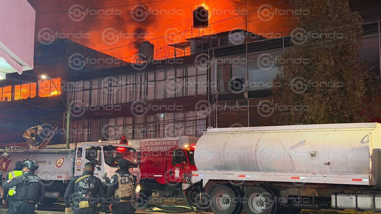 INFIERNO: Fuego en una plaza comercial ilumina el cielo por la noche en Edomex