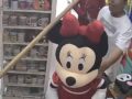 VIDEO: ‘¡Oye, no!’; jóvenes rateros se llevan un enorme peluche de ‘Minnie Mouse’