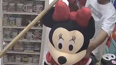 VIDEO: ‘¡Oye, no!’; jóvenes rateros se llevan un enorme peluche de ‘Minnie Mouse’