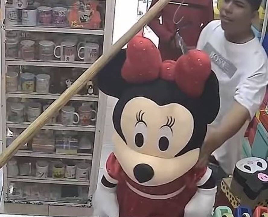 VIDEO: ‘¡Oye, no!’; jóvenes rateros se llevan un enorme peluche de ‘Minnie Mouse’
