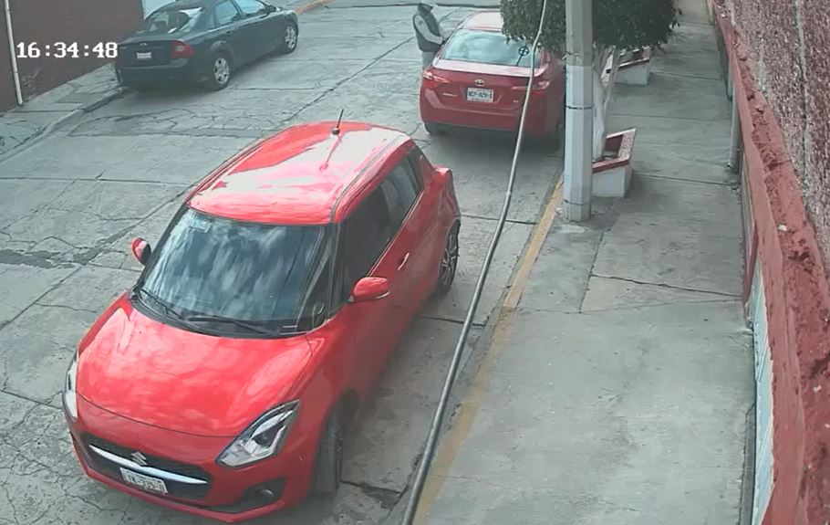 VIDEO. Roban autos estacionados con llaves clonadas en calles de Edomex