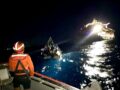 VIDEO: Graban rescate de diez hombres que estaban en una balsa a la deriva