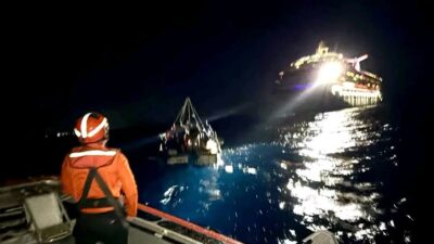 VIDEO: Graban rescate de diez hombres que estaban en una balsa a la deriva