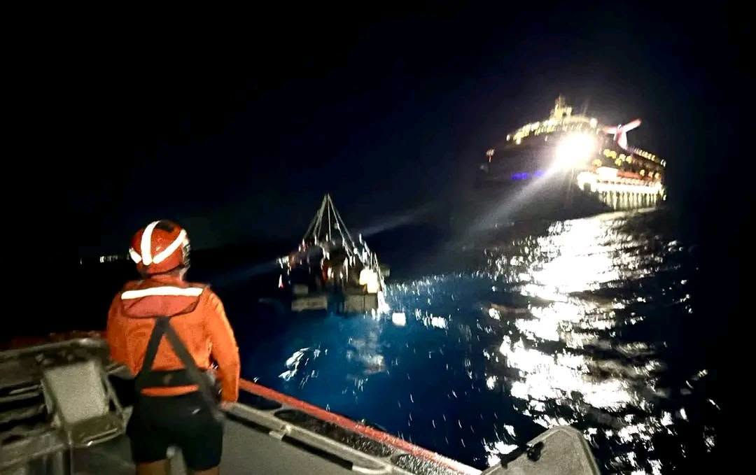VIDEO: Graban rescate de diez hombres que estaban en una balsa a la deriva