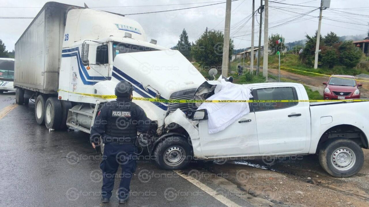 TERRIBLE. Tráiler choca de frente contra una camioneta y una pareja queda sin vida