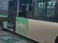 VIDEO: Camión de pasajeros es atravesado por varillas por culpa del chofer