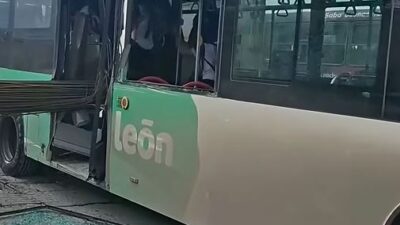 VIDEO: Camión de pasajeros es atravesado por varillas por culpa del chofer