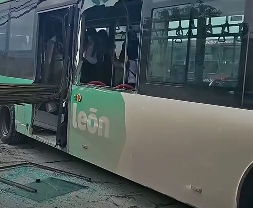 VIDEO: Camión de pasajeros es atravesado por varillas por culpa del chofer