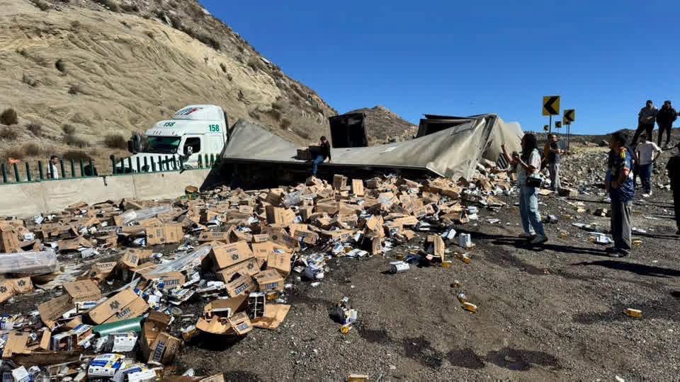 VIDEO: ‘México Mágico’; roban cartones de cerveza tras volcadura y arman ‘peda’ en la autopista