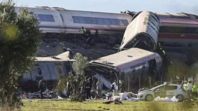VIDEO: Mueren 64 personas y 80 quedan graves en un fuerte choque entre dos trenes