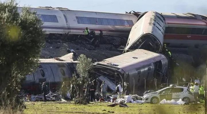 VIDEO: Mueren 64 personas y 80 quedan graves en un fuerte choque entre dos trenes
