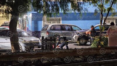 VIDEO. Sujetos armados persiguen, alcanzan y ejecutan al conductor de un March en Ecatepec
