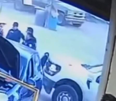 VIDEO: Criminales armados matan a mujer policía afuera de una tienda