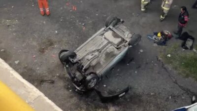 MILAGRO: Grúa tira del puente a un auto y el conductor ‘vuelve a nacer’ en Edomex