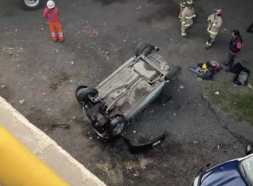 MILAGRO: Grúa tira del puente a un auto y el conductor ‘vuelve a nacer’ en Edomex