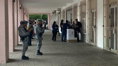 VIDEO: ‘Respeta el acuerdo’; dejan hielera con una cabeza dentro del palacio municipal