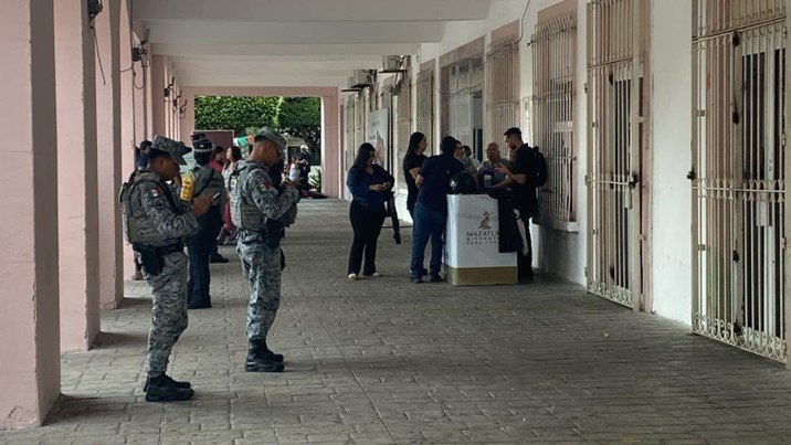VIDEO: ‘Respeta el acuerdo’; dejan hielera con una cabeza dentro del palacio municipal