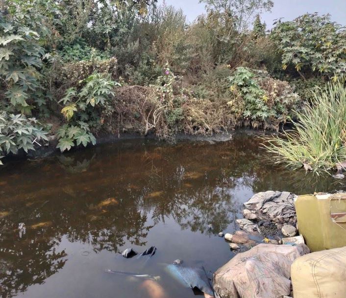 BORRACHO: ‘No estaba muerto…’; ebrio decide tomar una siesta en el canal y moviliza a policías