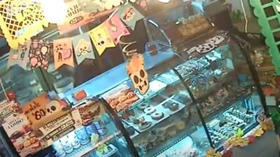 VIDEO: Sujeto con cubrebocas pide un postre y luego asalta la pastelería