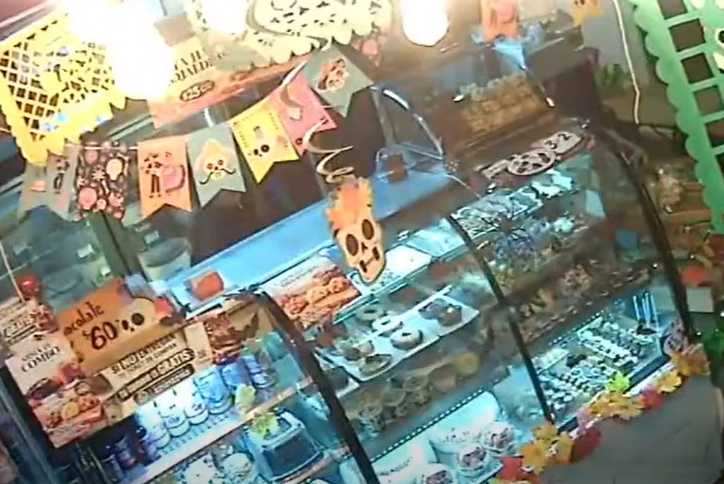 VIDEO: Sujeto con cubrebocas pide un postre y luego asalta la pastelería