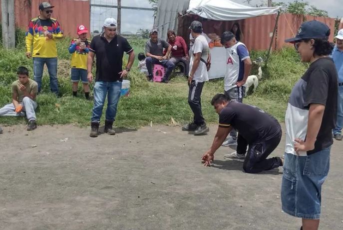 VIDEO. ‘¡Chiras pelas!’; vecinos dejan los celulares y organizan domingos de canicas