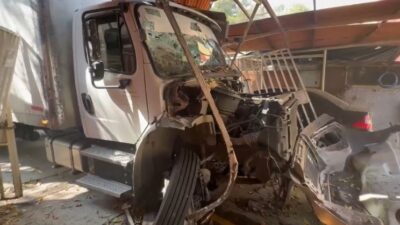 VIDEO: Camioneta de valores y torton causan un enorme desastre; hay heridos