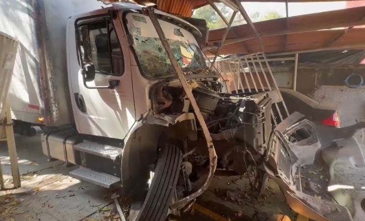 VIDEO: Camioneta de valores y torton causan un enorme desastre; hay heridos