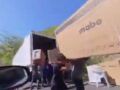 VIDEO: Conductores vacían camión chocado; se llevaron refrigeradores, lavadoras y estufas