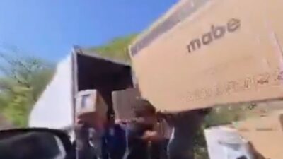 VIDEO: Conductores vacían camión chocado; se llevaron refrigeradores, lavadoras y estufas