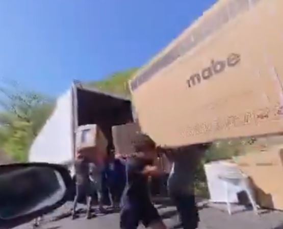 VIDEO: Conductores vacían camión chocado; se llevaron refrigeradores, lavadoras y estufas