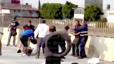 VIDEO. Pasajeros del Trolebús se enfrentan a golpes con manifestantes que mantenían bloqueada la autopista México – Puebla