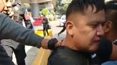 VIDEO: Motociclista llevaba un revolver y amenaza al chofer del Trolebús