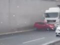 VIDEO: Trailero intenta cambiar de carril y se lleva arrastrado a un carrito