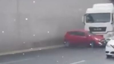 VIDEO: Trailero intenta cambiar de carril y se lleva arrastrado a un carrito