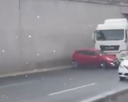 VIDEO: Trailero intenta cambiar de carril y se lleva arrastrado a un carrito