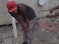 VIDEO: Al estilo sicario; alcalde obliga a dos albañiles a golpearse con tablas