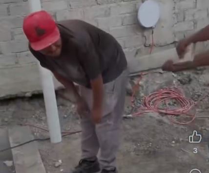 VIDEO: Al estilo sicario; alcalde obliga a dos albañiles a golpearse con tablas