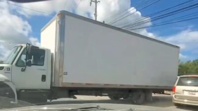 VIDEO: ‘¡Ay, no, agarra otro!’; conductora niega su auto a sicario durante narcobloqueo