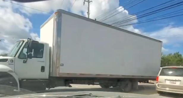 VIDEO: ‘¡Ay, no, agarra otro!’; conductora niega su auto a sicario durante narcobloqueo