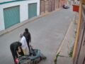 VIDEO: Abuelita iba sola a su casa cuando dos mujeres en moto la asaltaron