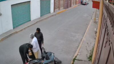 VIDEO: Abuelita iba sola a su casa cuando dos mujeres en moto la asaltaron