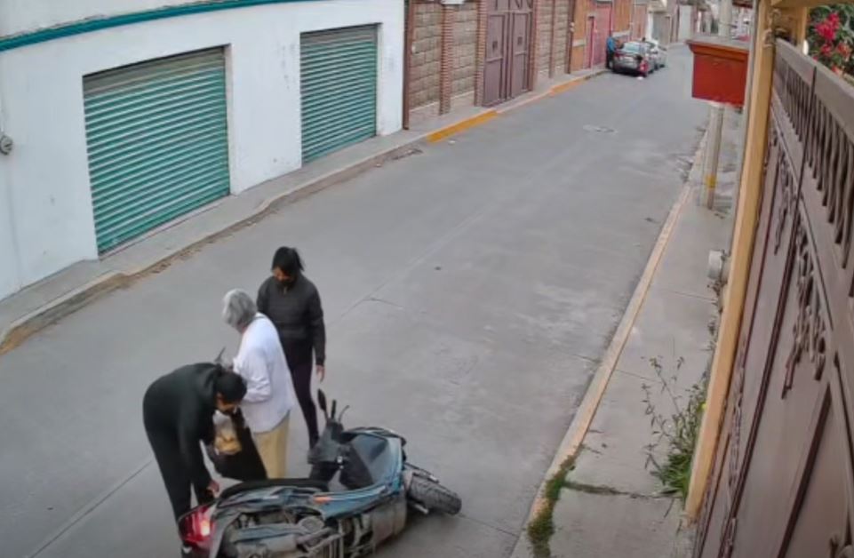 VIDEO: Abuelita iba sola a su casa cuando dos mujeres en moto la asaltaron